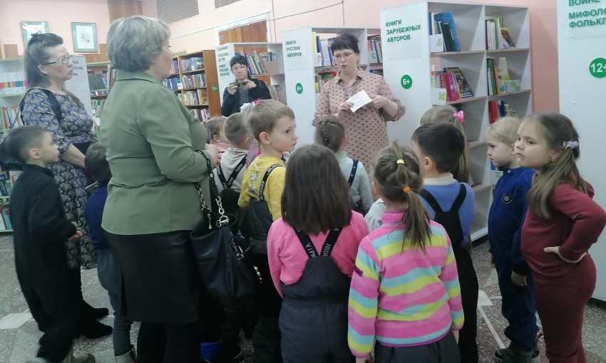 Посетили Центральную детскую библиотеку «Первоцвет» Посетили Центральную детскую библиотеку «Первоцвет».